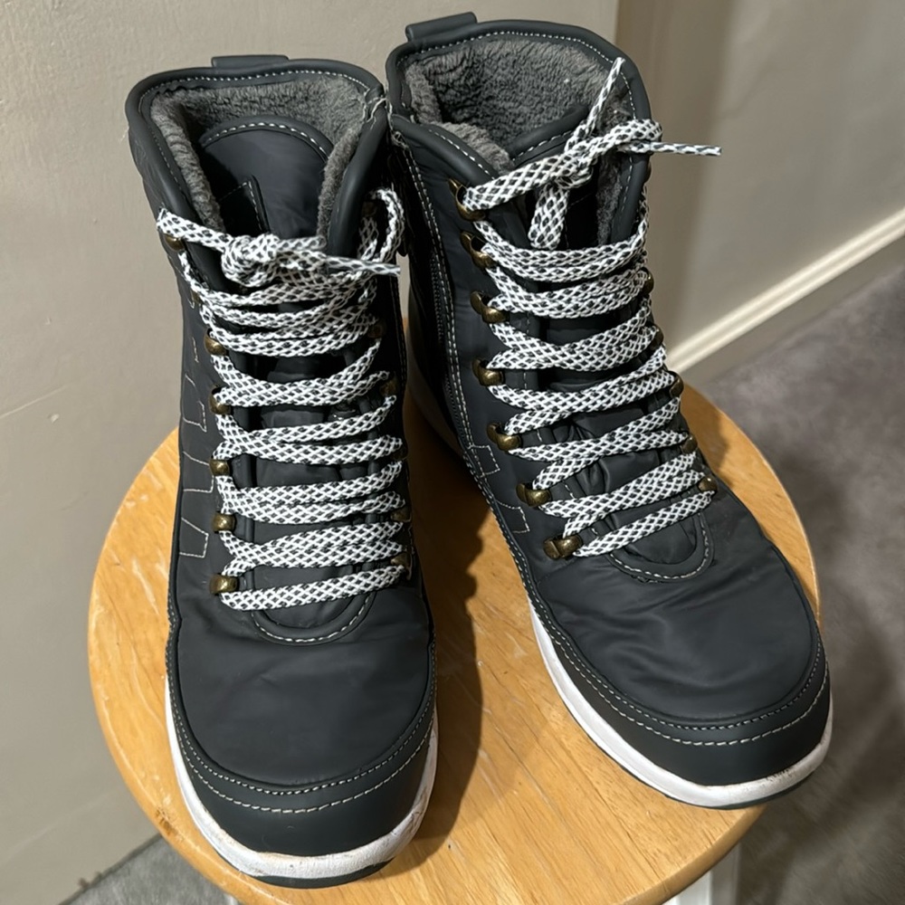 Women’s water proof boots size 6.5